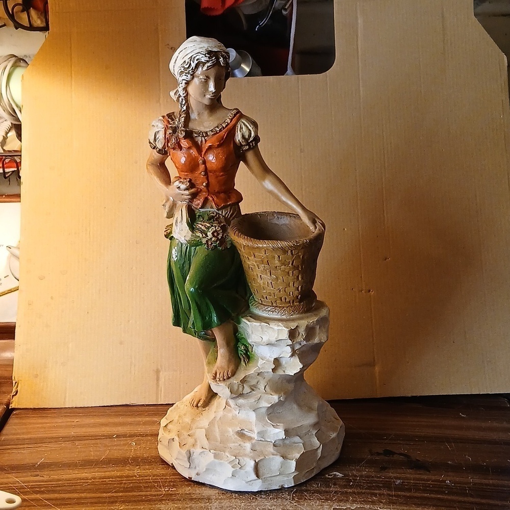 Vintage 1975 Universal Statuary CO girl Planter